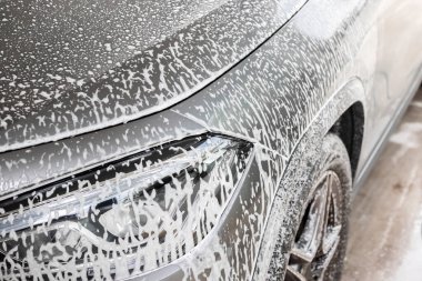 Araba temizleme ve köpük sabunla yıkama