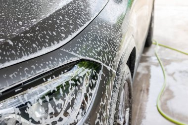 Araba temizleme ve köpük sabunla yıkama