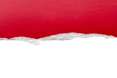 Kırmızı yırtılmış kağıt kenarları beyaz arkaplanda izole edilmiş.