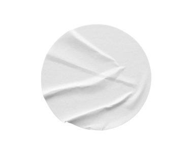 Beyaz arkaplanda izole edilmiş boş beyaz yuvarlak kağıt etiketi