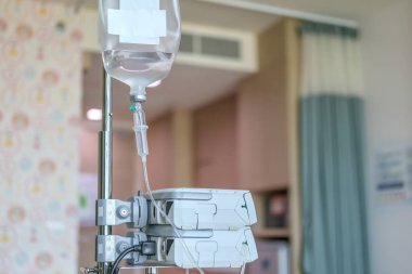 Hastane arkaplanındaki damar içi serumu kapat.