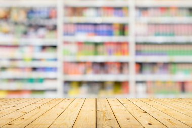 Ürün gösterimi için arkaplanı bulanık olan boş tahta masa üstü