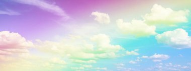 Güzel gökkuşağı renginde bulutlar ve mavi gökyüzü