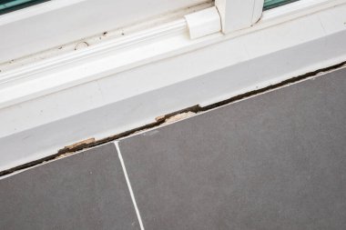 Evin beton zemini çatlamış.