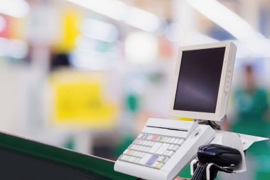 Terminali süpermarkette olan boş kasiyer kasası