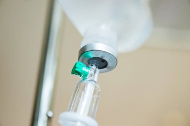 Hastane arkaplanındaki damar içi serumu kapat.