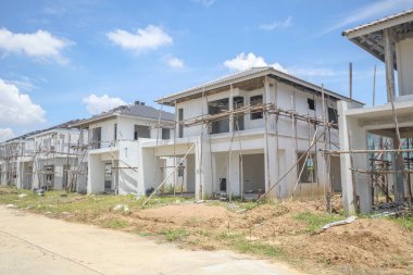 İnşaat sahasında prefabrikasyon sistemi olan yeni bir ev inşa ediliyor.