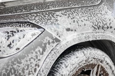 Araba temizleme ve köpük sabunla yıkama