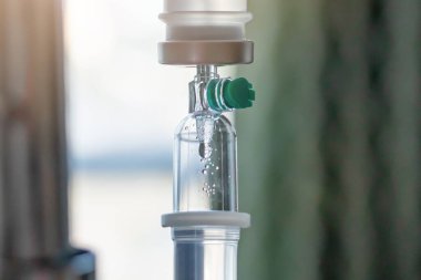 Hastane arkaplanındaki damar içi serumu kapat.