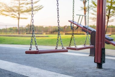 Çocuk parkında boş zincir salıncak