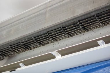 Temizlikten önce kirli havalandırma sistemi