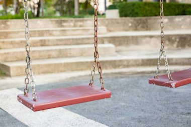 Çocuk parkında boş zincir salıncak