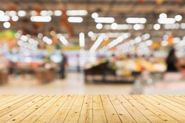 Ürün gösterimi için arkaplanı bulanık olan boş tahta masa üstü