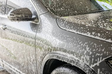 Araba temizleme ve köpük sabunla yıkama