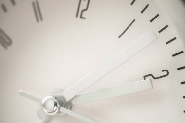 Gümüş metal saati kapat