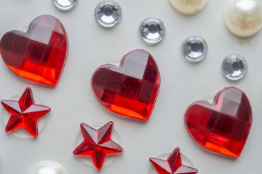 Beyaz kağıt üzerine süslenmiş mücevher etiketi