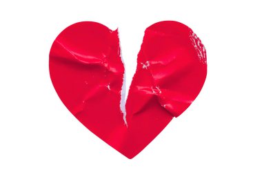 Kırık kalp şeklindeki kırmızı etiket beyaz arkaplanda izole edilmiş