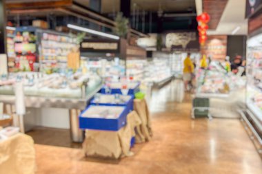 süpermarket koridoru ve raflar bulanık arkaplan