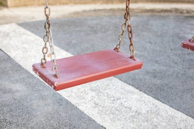 Çocuk parkında boş zincir salıncak