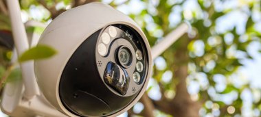 Ev güvenlik sistemi için ağaca güneş enerjisi yükleyen güvenlik IP kamera sistemi.