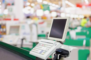 Terminali süpermarkette olan boş kasiyer kasası