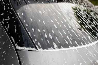 Araba temizleme ve köpük sabunla yıkama