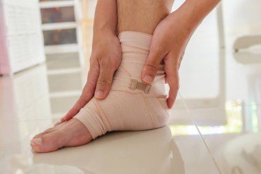 Bileği burkulmuş, bileği incinmiş ve ağrısı olan bir adam.