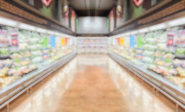 süpermarket koridoru ve raflar bulanık arkaplan