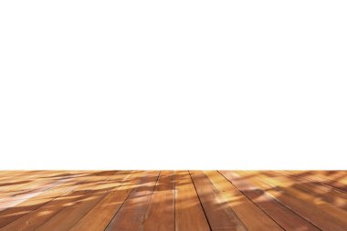 Montaj ürünü görüntülemek için beyaz arkaplanda boş tahta tablo izole edildi