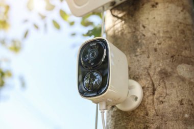 Ev güvenlik sistemi için ağaca güneş enerjisi yükleyen güvenlik IP kamera sistemi.