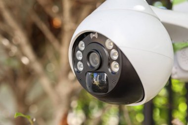 Ev güvenlik sistemi için ağaca güneş enerjisi yükleyen güvenlik IP kamera sistemi.