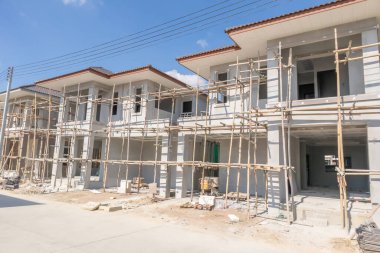 İnşaat alanındaki yeni konut inşaatı devam ediyor.