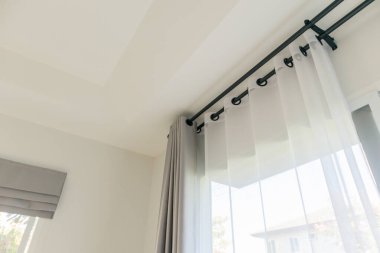 Oturma odasındaki perde iç dekorasyonu