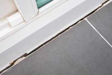 Evin beton zemini çatlamış.