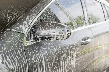 Araba temizleme ve köpük sabunla yıkama