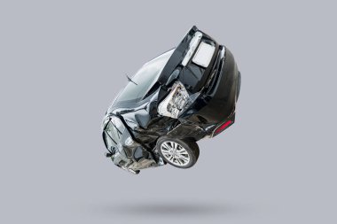 Trafik kazası gri arka planda izole edilmiş.