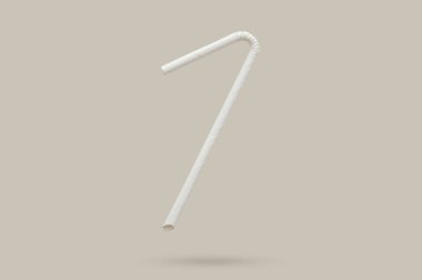 Biyolojik çözünebilir çevre dostu beyaz kağıt Gri arka planda izole edilmiş saman maketi içeriyor