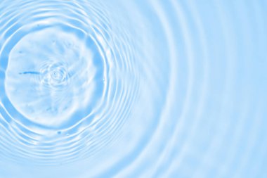 Mavi arkaplanda soyut saydam su gölgesi dokusu doğal dalgalanma