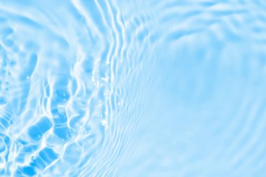 Mavi arkaplanda soyut saydam su gölgesi dokusu doğal dalgalanma