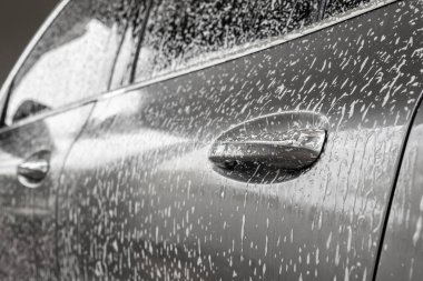 Araba temizleme ve köpük sabunla yıkama