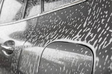 Araba temizleme ve köpük sabunla yıkama