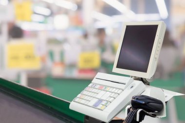 Terminali süpermarkette olan boş kasiyer kasası