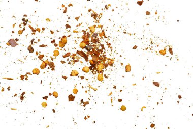 Kurutulmuş kırmızı biber taneleri ve tohumlar beyaz arkaplan görünümünde izole edilmiş.