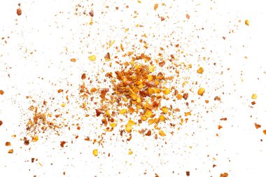 Kurutulmuş kırmızı biber taneleri ve tohumlar beyaz arkaplan görünümünde izole edilmiş.