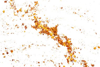 Kurutulmuş kırmızı biber taneleri ve tohumlar beyaz arkaplan görünümünde izole edilmiş.