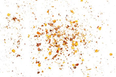 Kurutulmuş kırmızı biber taneleri ve tohumlar beyaz arkaplan görünümünde izole edilmiş.