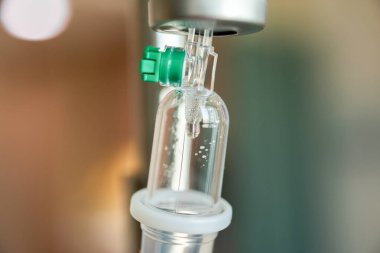 Hastane arkaplanındaki damar içi serumu kapat.