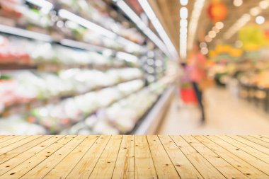 Ürün gösterimi için arkaplanı bulanık olan boş tahta masa üstü