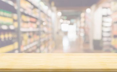 Ürün gösterimi için arkaplanı bulanık olan boş tahta masa üstü