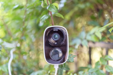 Ev güvenlik sistemi için ağaca güneş enerjisi yükleyen güvenlik IP kamera sistemi.